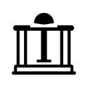 Минималистичная иконка, символизирующая уверенную защиту в суде при разделе имущества на белом фоне